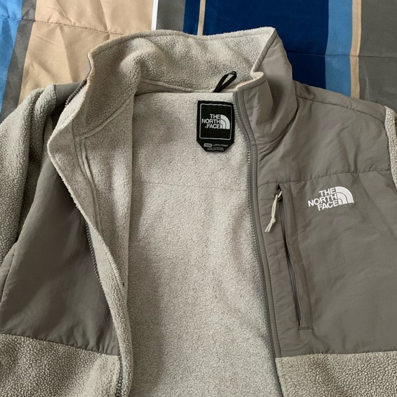 Gray Woman’s North Face! - Picture 4 of 6